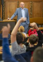 Oberbürgermeister Sören Link trifft sich im Ratssaal mit einer Schülergruppe des Albert- Einstein-Gymnasiums.
Bild: Ilja Höpping / Stadt Duisburg
