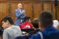 Oberbürgermeister Sören Link trifft sich im Ratssaal mit einer Schülergruppe des Albert- Einstein-Gymnasiums.
Bild: Ilja Höpping / Stadt Duisburg