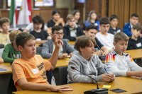 Oberbürgermeister Sören Link trifft sich im Ratssaal mit einer Schülergruppe des Albert- Einstein-Gymnasiums.
Bild: Ilja Höpping / Stadt Duisburg