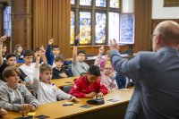 Oberbürgermeister Sören Link trifft sich im Ratssaal mit einer Schülergruppe des Albert- Einstein-Gymnasiums.
Bild: Ilja Höpping / Stadt Duisburg