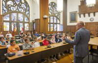 Oberbürgermeister Sören Link trifft sich im Ratssaal mit einer Schülergruppe des Albert- Einstein-Gymnasiums.
Bild: Ilja Höpping / Stadt Duisburg