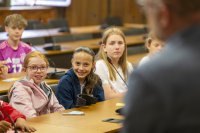 Oberbürgermeister Sören Link trifft sich im Ratssaal mit einer Schülergruppe des Albert- Einstein-Gymnasiums.
Bild: Ilja Höpping / Stadt Duisburg