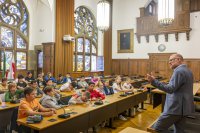 Oberbürgermeister Sören Link trifft sich im Ratssaal mit einer Schülergruppe des Albert- Einstein-Gymnasiums.
Bild: Ilja Höpping / Stadt Duisburg